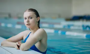 Nauka pływania dla dorosłych: Od czego zacząć? Przełam lęk!