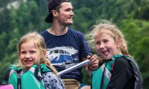 Spływ kajakowy z dzieckiem: Jak zaplanować niezapomnianą przygodę?