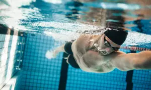 Pływanie żabką odchudza? Spal nawet 800 kcal! Poznaj technikę