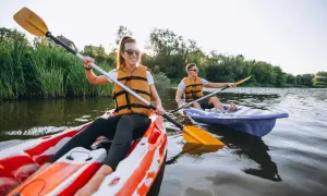 20 km kajakiem: Ile czasu? Oszacuj swój spływ jak ekspert!