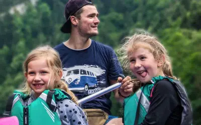 Spływ kajakowy z dzieckiem: Jak zaplanować niezapomnianą przygodę?