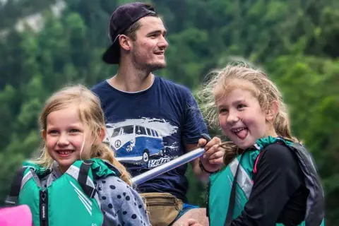 Spływ kajakowy z dzieckiem: Jak zaplanować niezapomnianą przygodę?