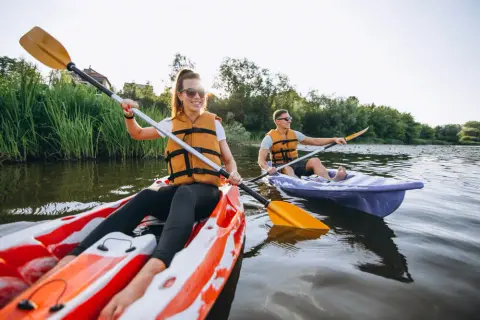 20 km kajakiem: Ile czasu? Oszacuj swój spływ jak ekspert!