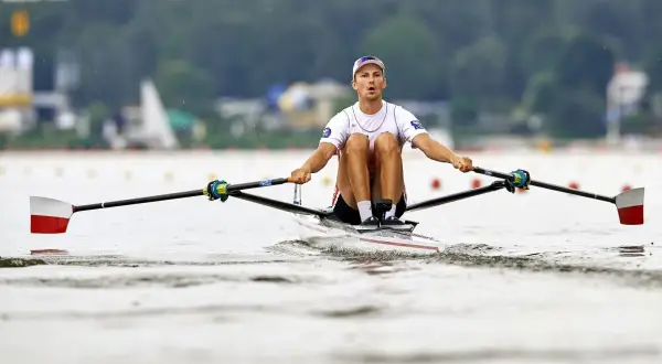Wioślarstwo czy kajakarstwo? Poznaj kluczowe różnice i wybierz sport dla siebie