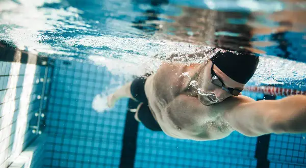 Pływanie żabką odchudza? Spal nawet 800 kcal! Poznaj technikę