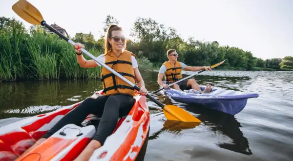 20 km kajakiem: Ile czasu? Oszacuj swój spływ jak ekspert!