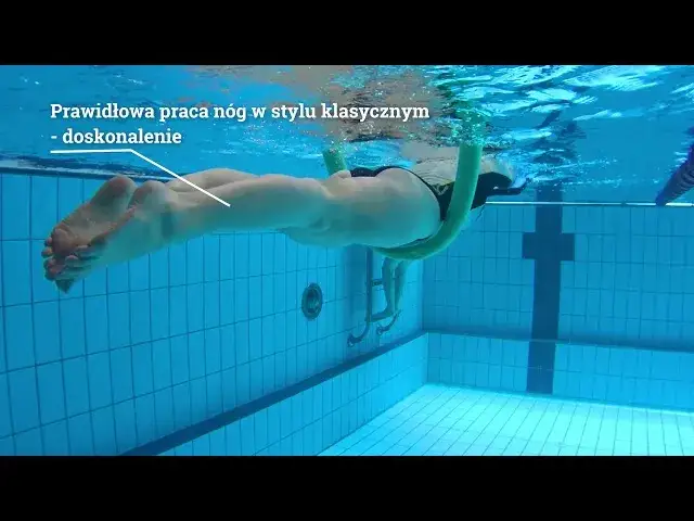 Prawidłowa praca n&oacute;g w pływaniu żabką