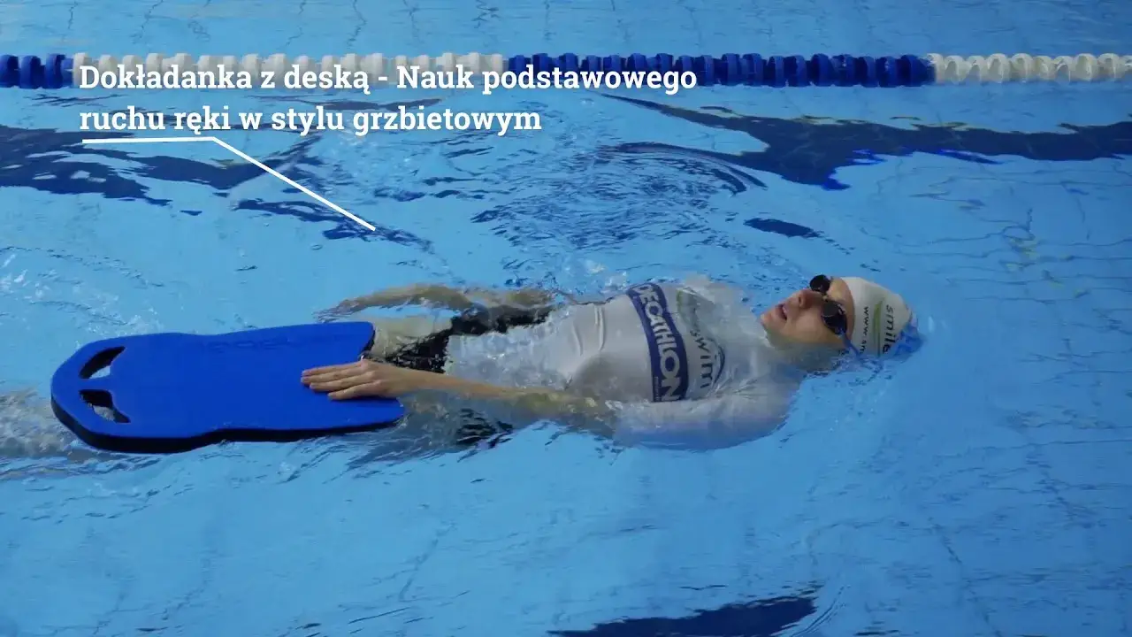 ćwiczenia z deską do pływania na basenie