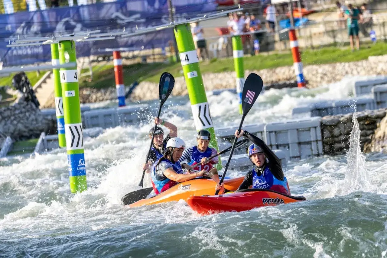 Kajakarstwo g&oacute;rskie slalom kajakowy zasady