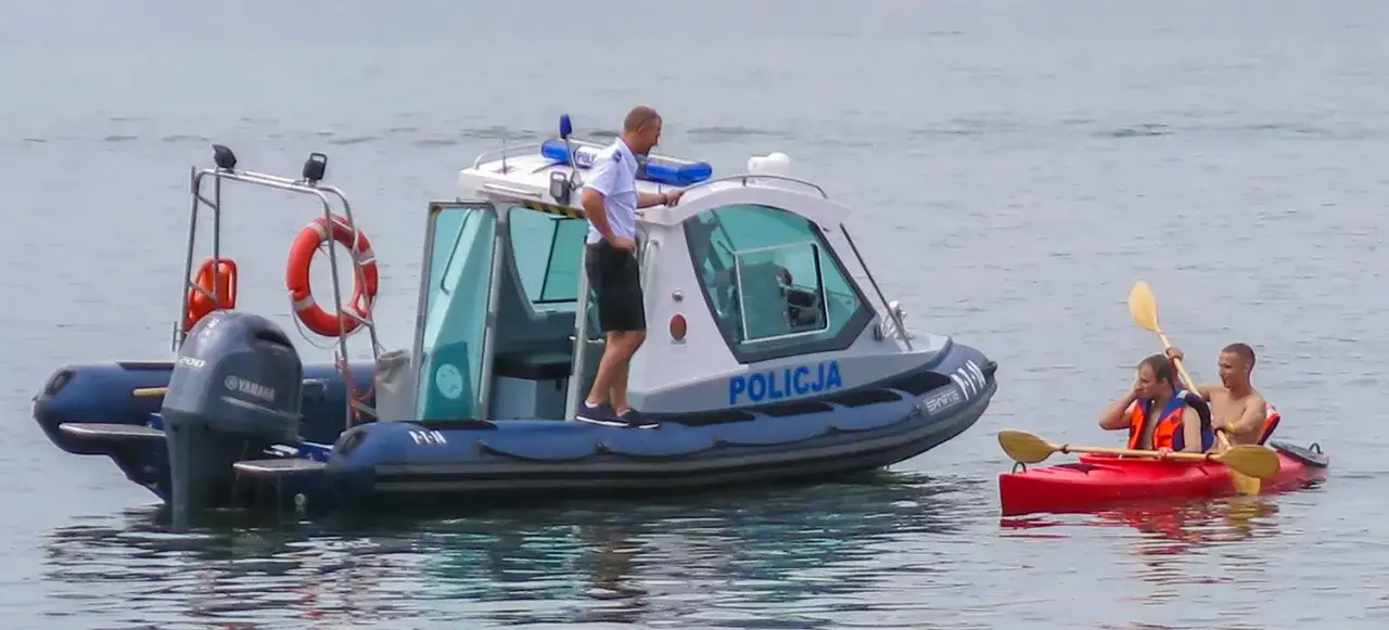 kajak na wodzie policja wodna kontrola trzeźwości
