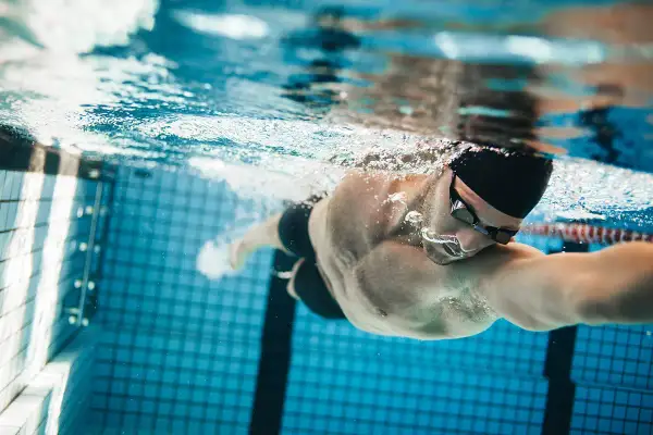 Pływanie żabką odchudza? Spal nawet 800 kcal! Poznaj technikę